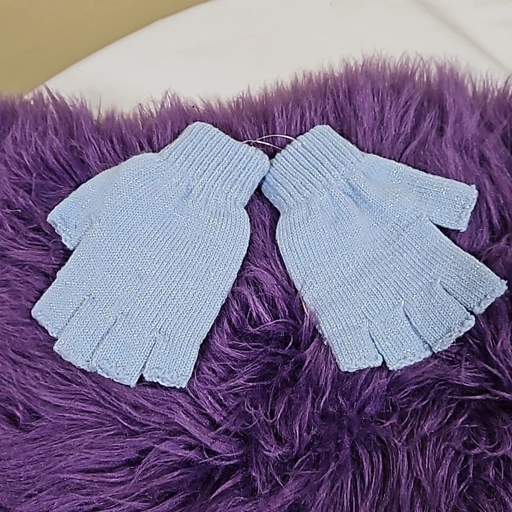 Anna & Elsa mittens and earrings set